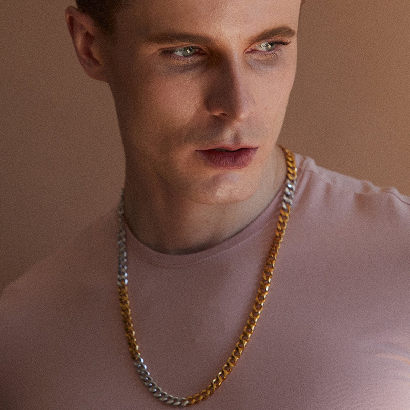 A model wearing a two-tone chain necklace from Par Ici 