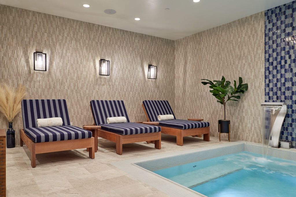 Foto kolam renang dan kursi santai di dalam 124 di Queen Hotel & Spa's The Spa at Q