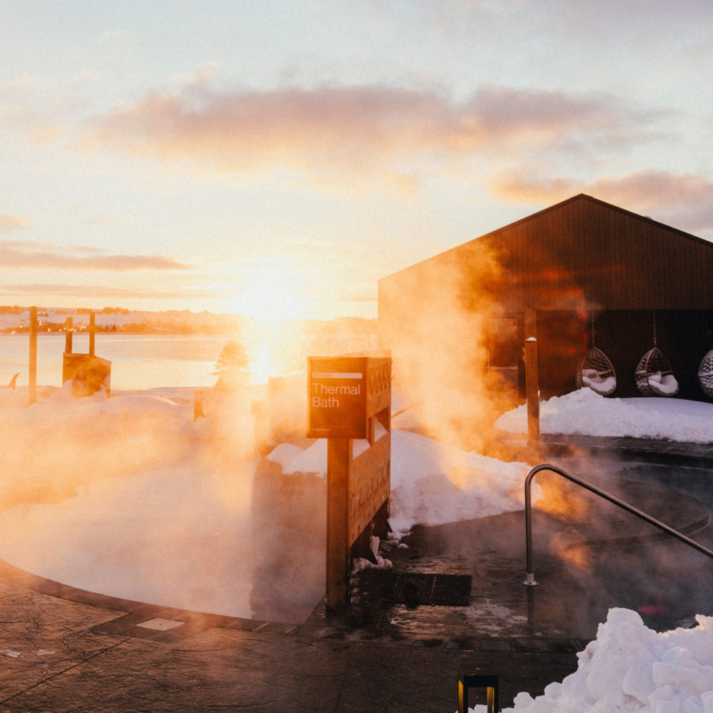 Kolam renang outdoor Mysa Nordic Spa & Resort dengan uap keluar darinya di St. Peter's Bay