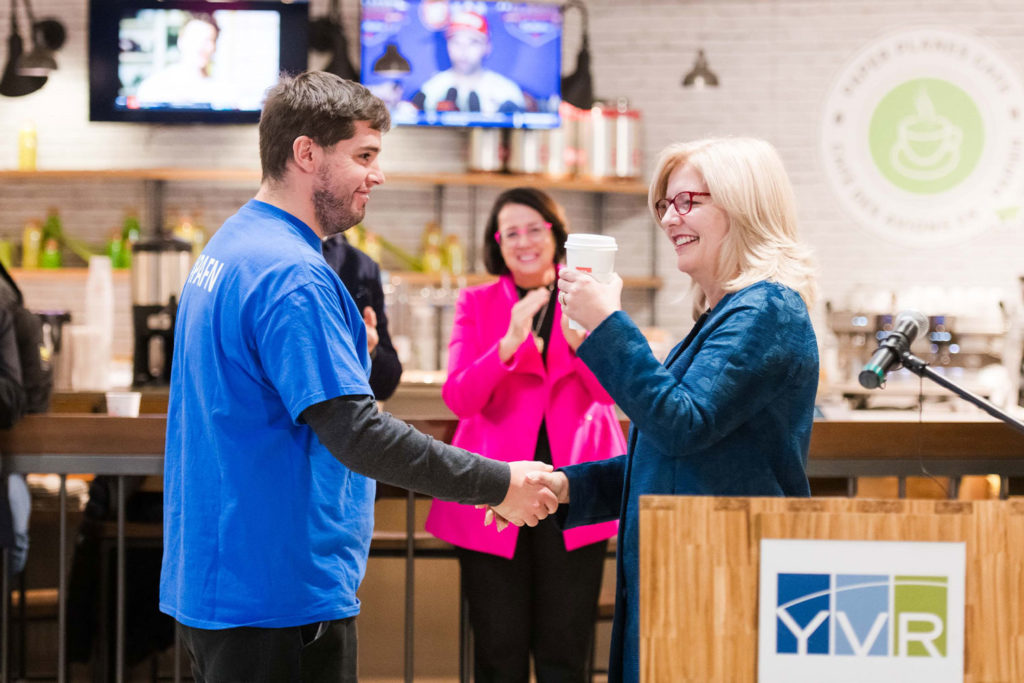 تامارا ورومان، مدیر عامل فرودگاه ونکوور، اولین فنجان خود را از کافه دریافت می کند