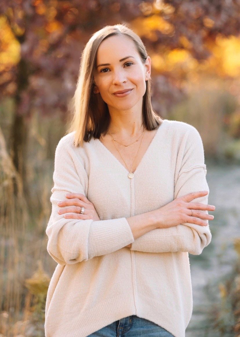 Tara Tomulka Headshot (1)